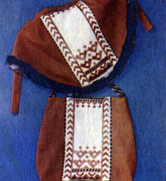 Таблица 7. Сумка, косынка. Вышивка комплекта выполнена по мотивам северной народной вышивки. Ткань - сукно; техника вышивки - гладь; нитки - шерстяные