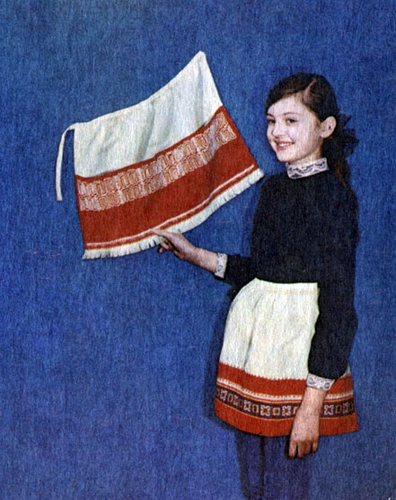 Таблица 8. Передник (на девочке) выполнен по мотивам рязанской народной вышивки. Ткань - суровое, льняное полотно; техника вышивки - 'крест', гладь. Техника выполнения другого передника - машинный шов 'вприкреп'