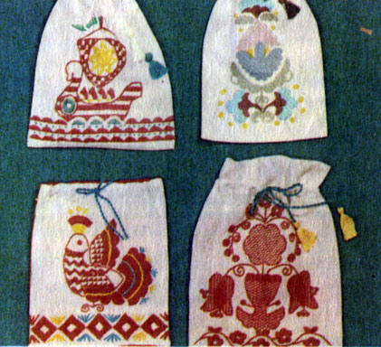 Таблица 9. Кисеты. Ткань - лен; техника вышивки - верхошвы, гладь; нитки - мулине