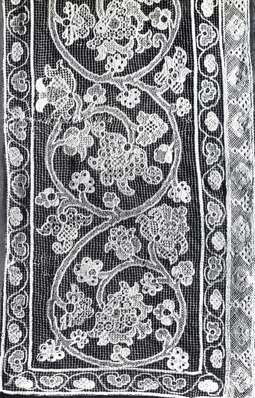 Detail of a valance. Late 18th - early 19th centuries. 47x190. RT-9304