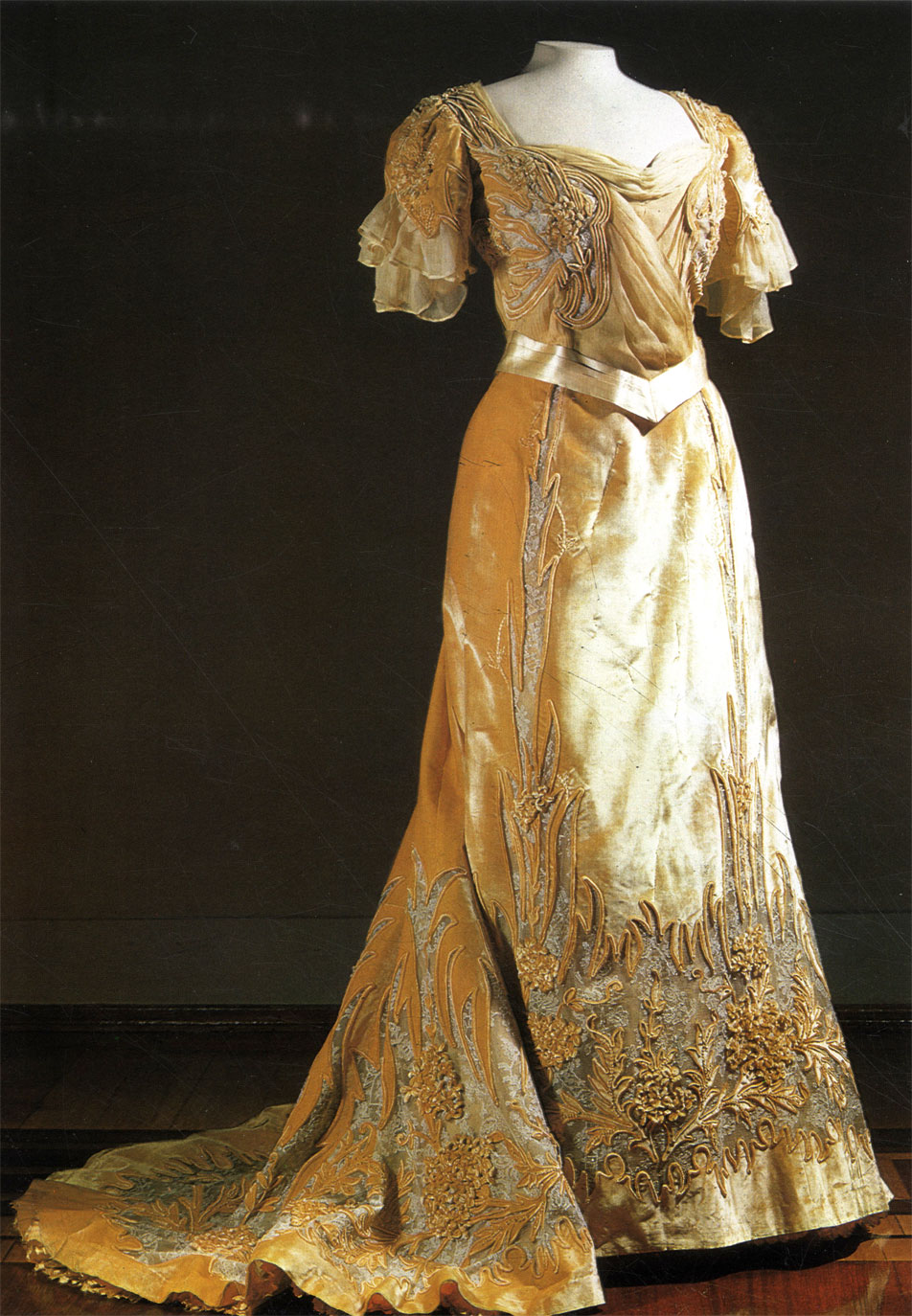 Ball dress. Late 19th century. RT-8644ab