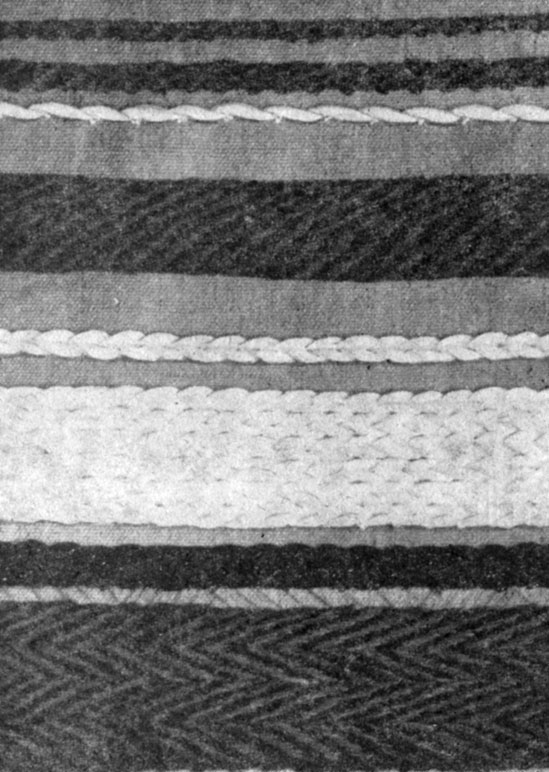 Рис. 37. Вышивка нитками мулине на ткани лен с лавсаном швом 'вприкреп'